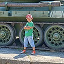 Chłopiec na tle czołgu - Błędne Skały i Szczeliniec Wielki ze Zwiedzakiem